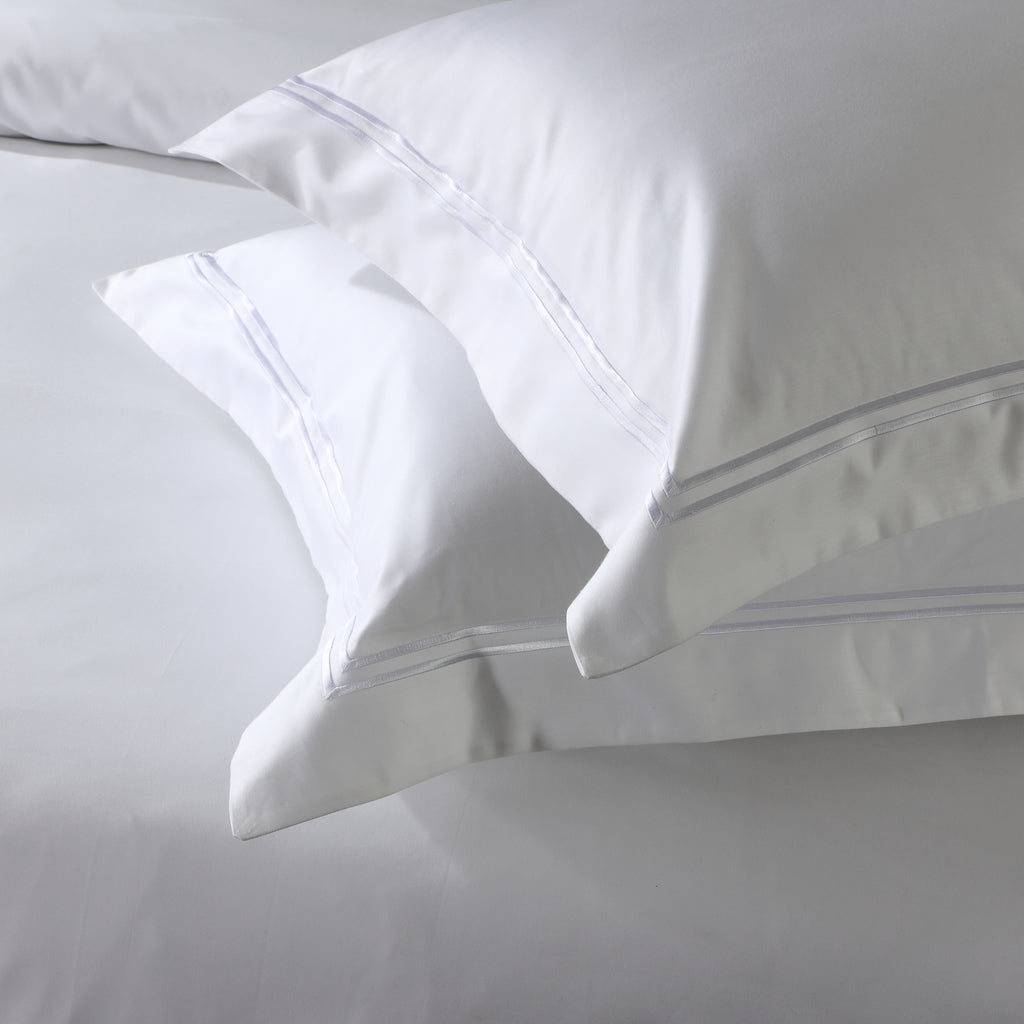 Hidden button closure detail on white 1000 TC organic cotton duvet cover – seamless finish with internal corner tie loops to keep the duvet insert in place